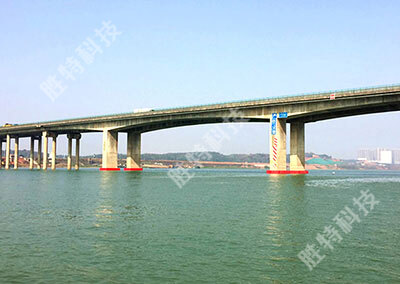 湖南竹埠港湘江特大桥安装完成四套自浮式复合材料桥梁防撞设施之后的整体效果图