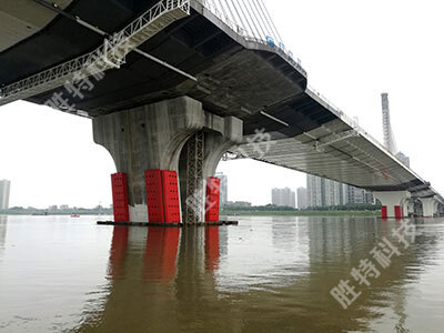 清远北江四桥安装完成固定式钢覆复合材料桥梁防撞护舷后整体效果