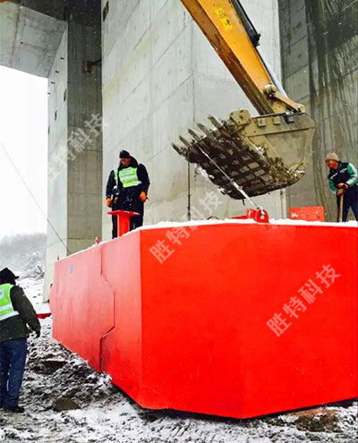 正在为中朝边境圈河至元汀界河公路大桥安装自浮式钢覆复合材料桥梁防撞设施