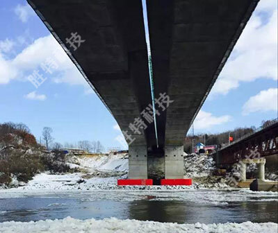 中朝圈河至元汀界河公路大桥安装的1000吨级自浮式钢覆复合材料桥梁防撞设施