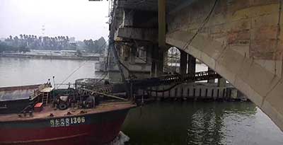 货船撞向广州东州河大桥